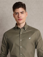 The Rawal: Slim Fit Solid Pista Oxford Shirt